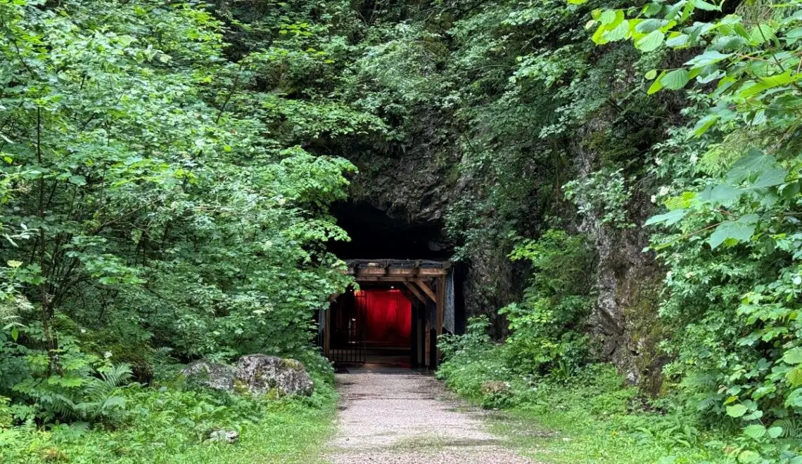 Chiharu Shiota im KZ-Stollen Ebensee